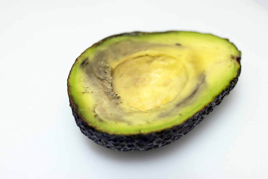 Eine Avocado mit Verfärbungen
